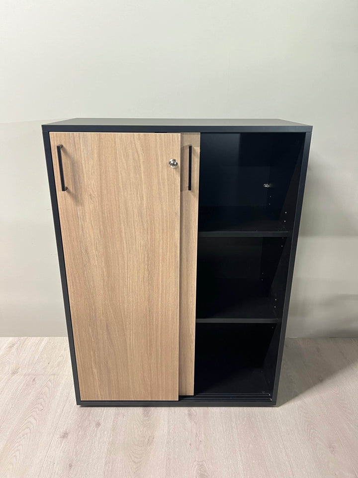 NYTT | SKYVEDØRSKAP DESIGNET I LYS EIK/SVART (PÅ LAGER)