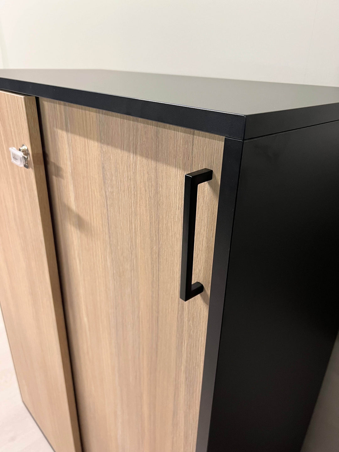 NYTT | SKYVEDØRSKAP DESIGNET I LYS EIK/SVART (PÅ LAGER)