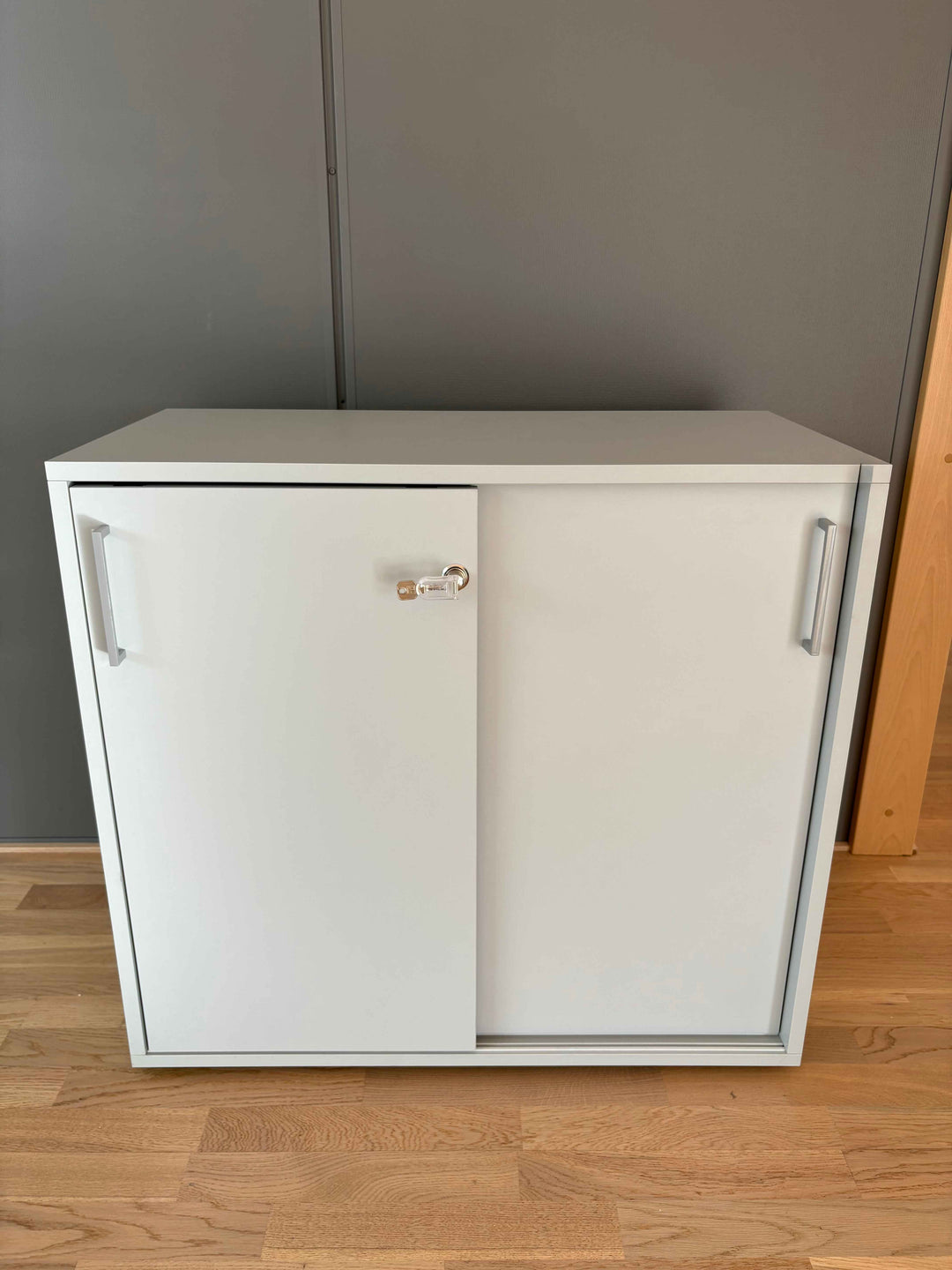 BRUKT | SKYVEDØRSKAP I LYSGRÅ