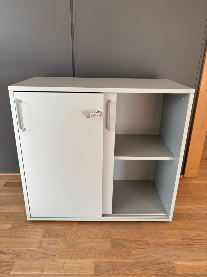 BRUKT | SKYVEDØRSKAP I LYSGRÅ