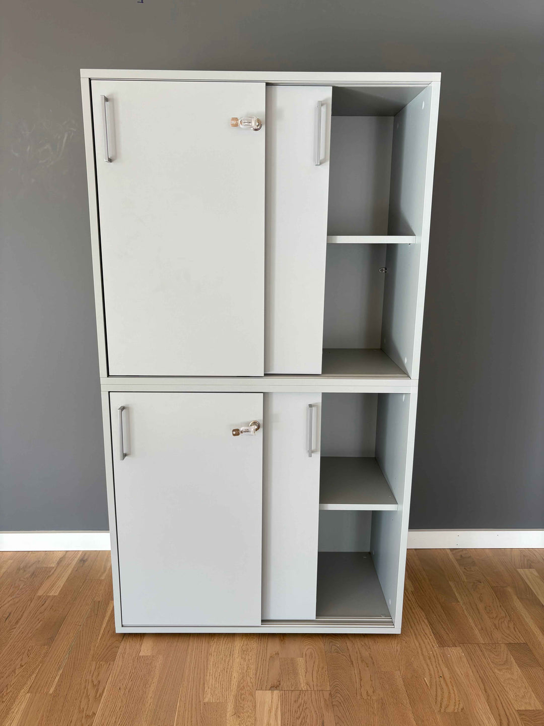 BRUKT | DOBBELT SKYVEDØRSKAP I LYSGRÅ