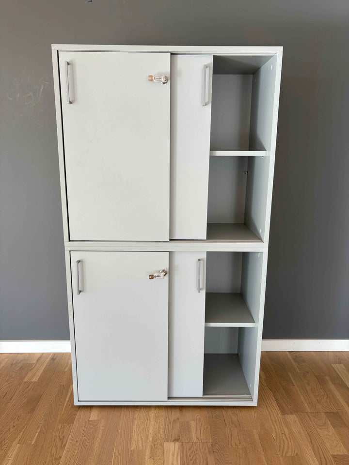 BRUKT | DOBBELT SKYVEDØRSKAP I LYSGRÅ