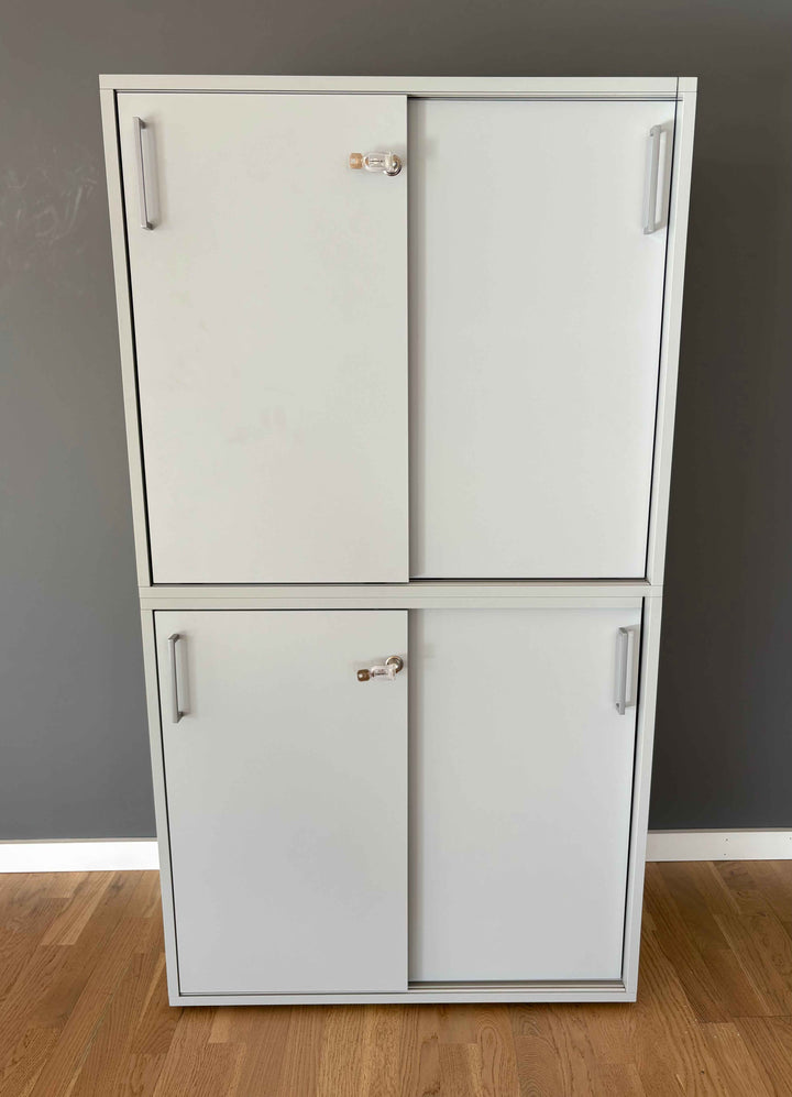 BRUKT | DOBBELT SKYVEDØRSKAP I LYSGRÅ