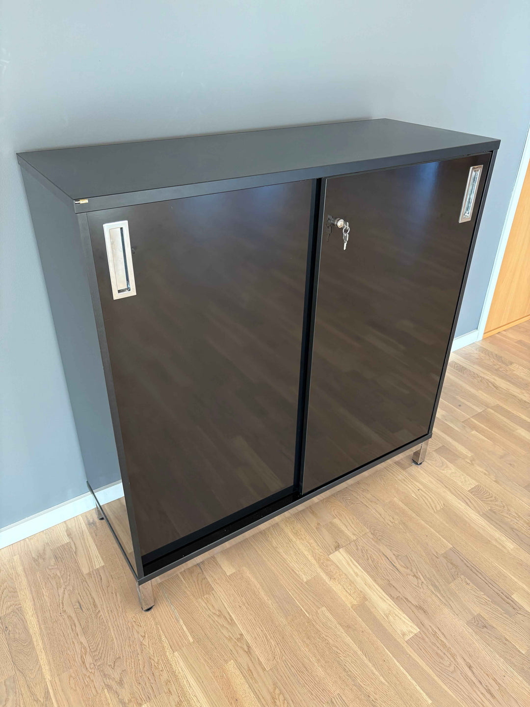 BRUKT | SKYVEDØRSKAP I GLANSET SVART