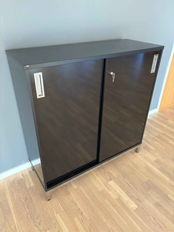 BRUKT | SKYVEDØRSKAP I GLANSET SVART