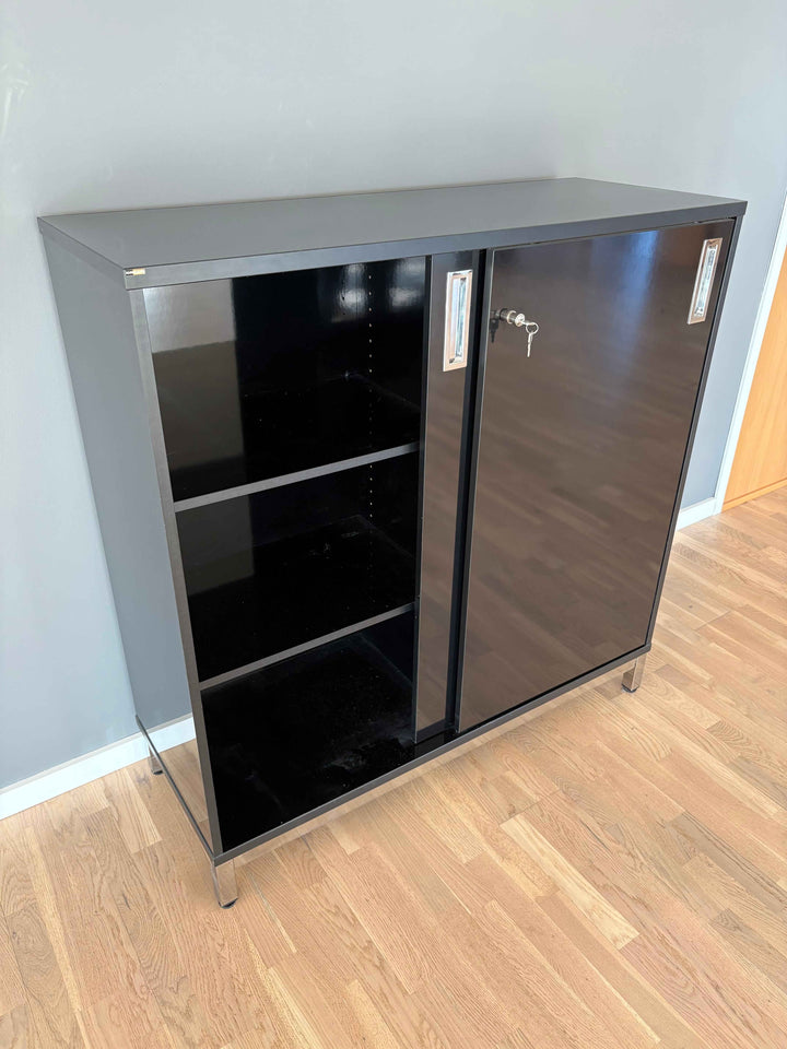 BRUKT | SKYVEDØRSKAP I GLANSET SVART