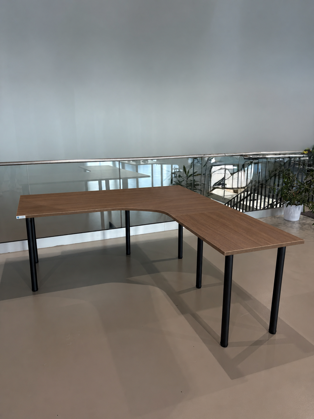 NYTT | MANUELT HJØRNE-SKRIVEBORD MED SIDEPLATE VALNØTT