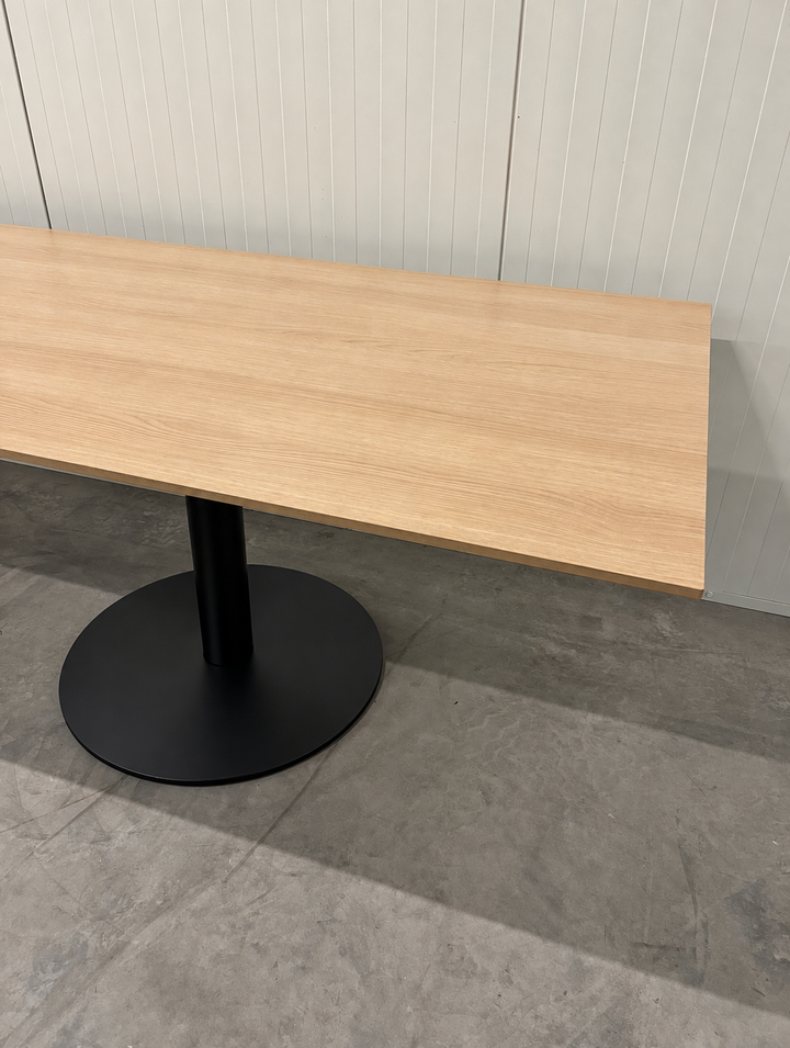 NYTT (DEMO) | CUBE DESIGN REKTANGULÆRT MØTEBORD MED SØYLEBEIN