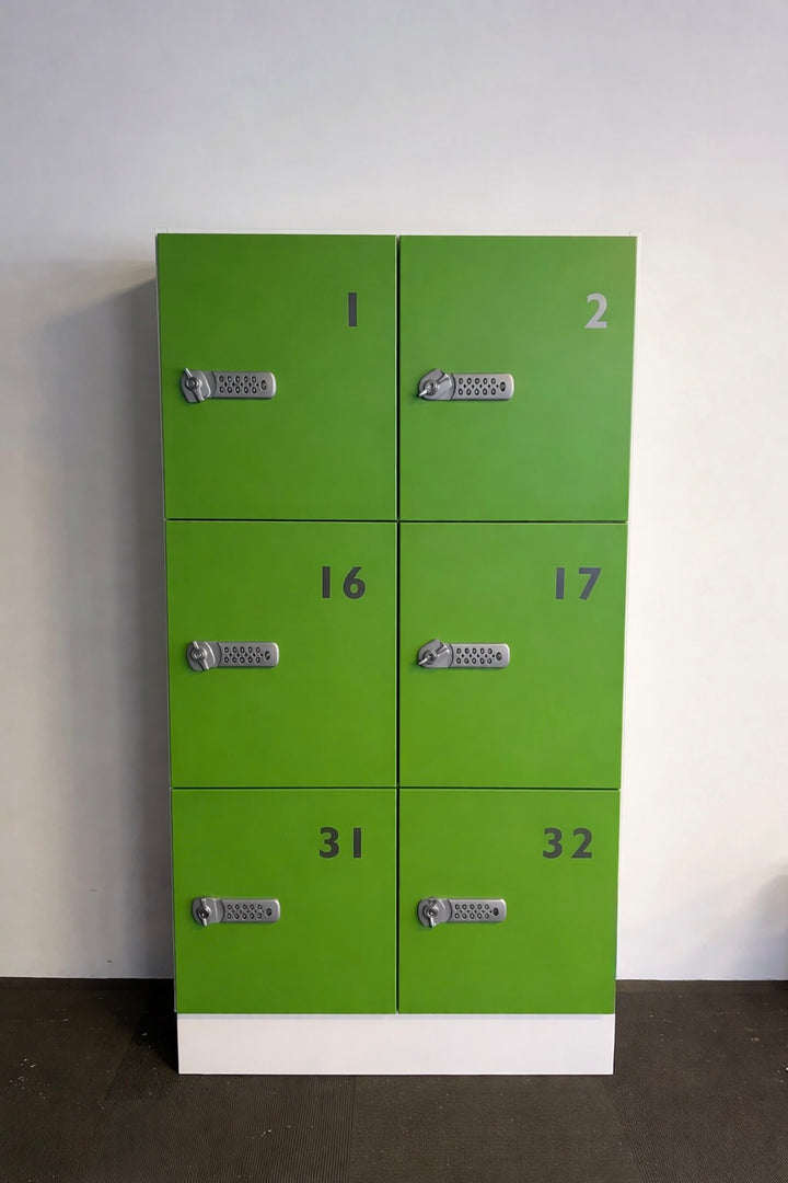 BRUKT | TRECE MODERNE GARDEROBESKAP MED AUTOMATISK KODELÅS