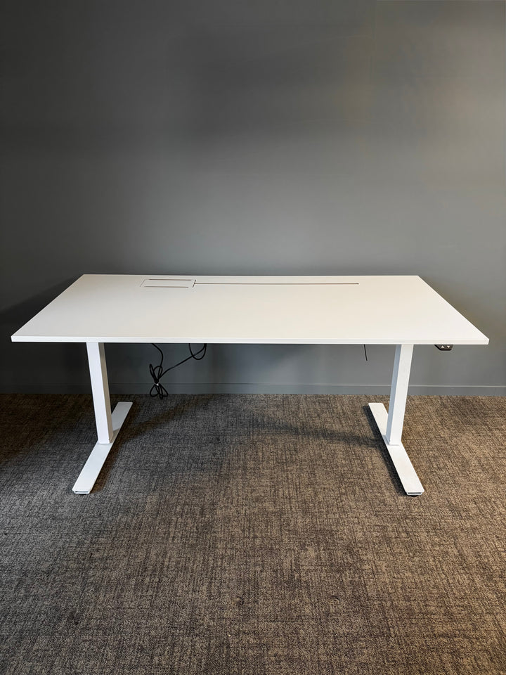 BRUKT | HEV/SENK SKRIVEBORD HELHVIT MED KABELSTRIPE