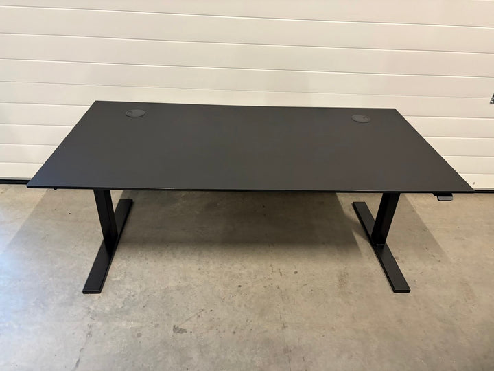 BRUKT | DESIGN ELEKTRISK HEV/SENK LINAK SKRIVEBORD SVART LINOLEUM