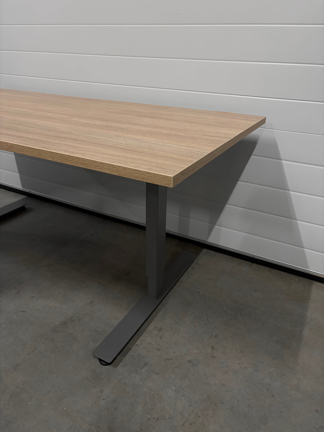 NYTT & BRUKT | EFG MANUELT HJØRNE-SKRIVEBORD 3 BEINS LYS EIK