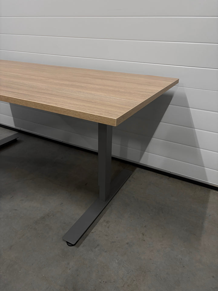 NYTT & BRUKT | EFG MANUELT HJØRNE-SKRIVEBORD 3 BEINS LYS EIK