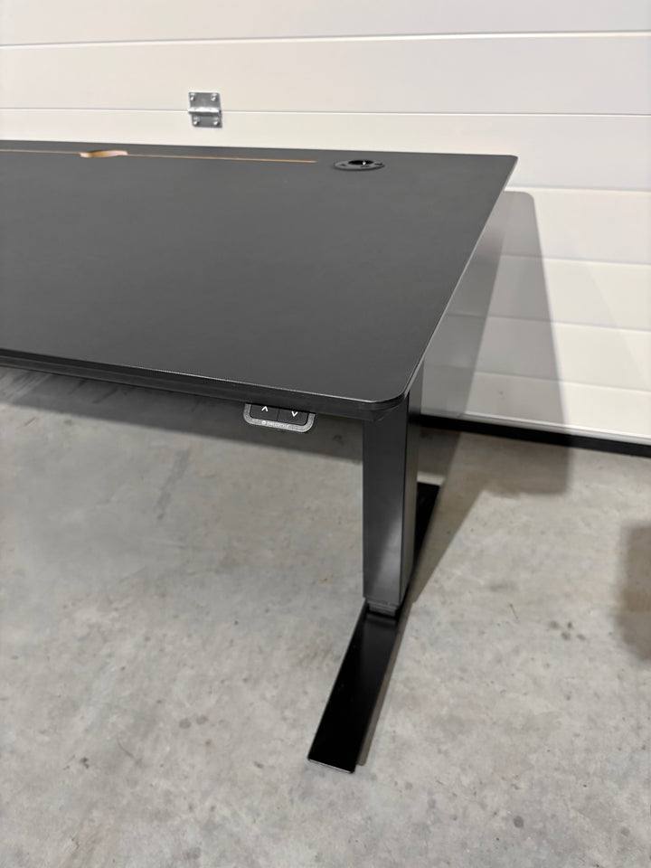 BRUKT | PÅKOSTET SWEDSTYLE ELEKTRISK HEV/SENK SKRIVEBORD