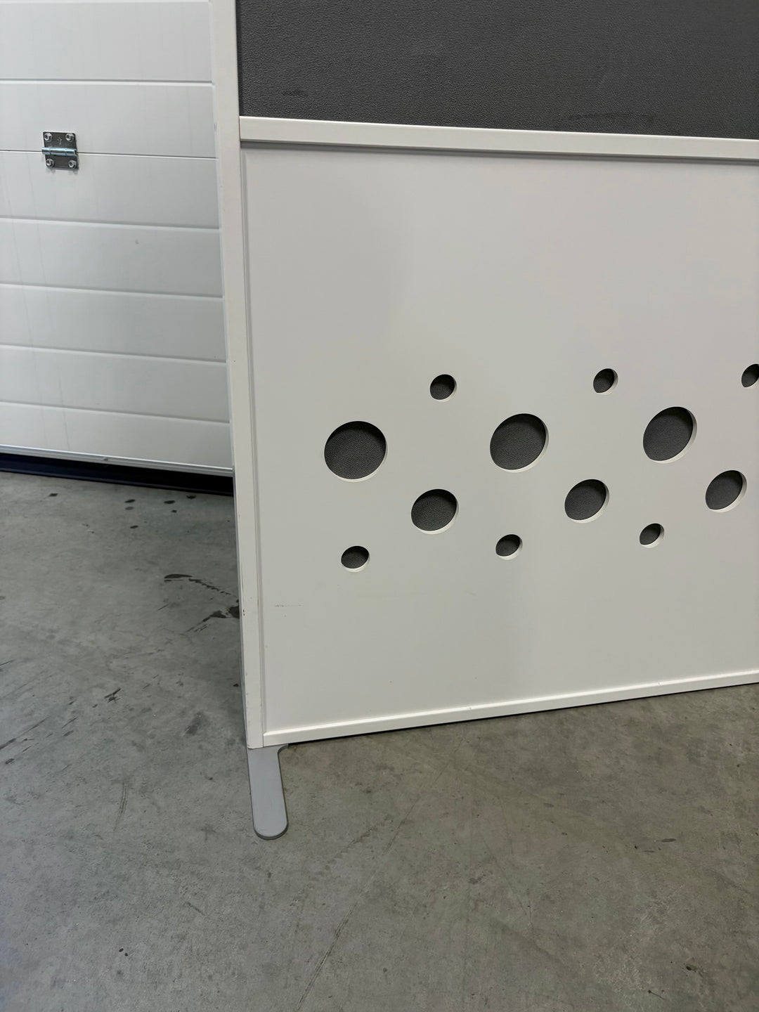 BRUKT | ZILENZIO DESIGN SKILLEVEGG HVIT