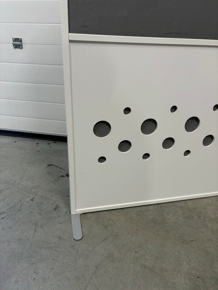 BRUKT | ZILENZIO DESIGN SKILLEVEGG HVIT