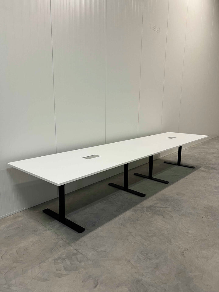 BRUKT | MØTEBORD 400 CM