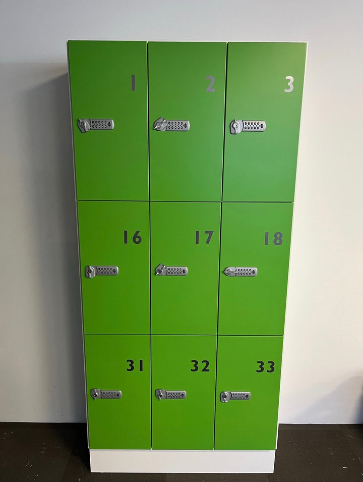 BRUKT | TRECE MODERNE GARDEROBESKAP MED AUTOMATISK KODELÅS