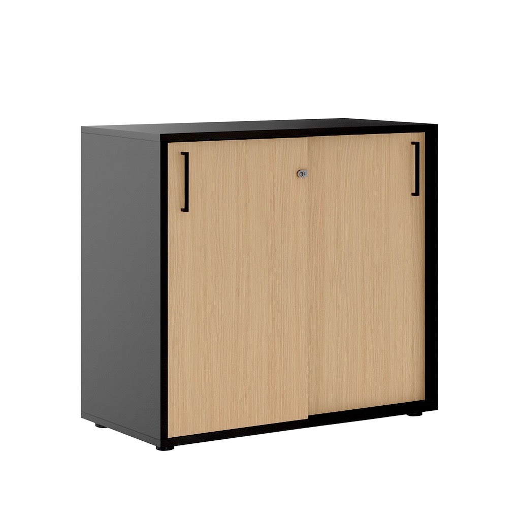 NYTT | SKYVEDØRSKAP DESIGNET I LYS EIK/SVART (PÅ LAGER)