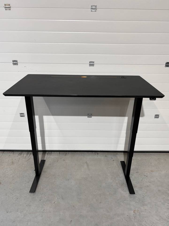 BRUKT | PÅKOSTET SWEDSTYLE ELEKTRISK HEV/SENK SKRIVEBORD