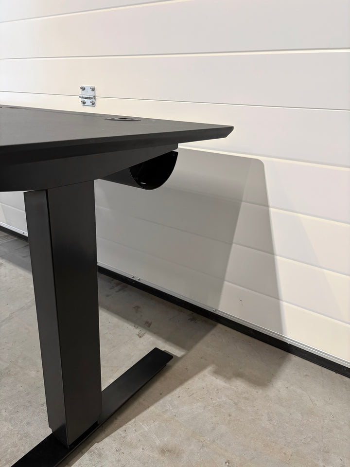 BRUKT | PÅKOSTET SWEDSTYLE ELEKTRISK HEV/SENK SKRIVEBORD