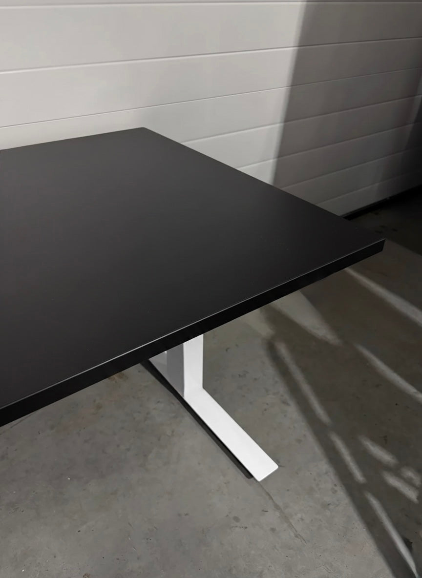 BRUKT | MANUELT SKRIVEBORD T-BEIN SVART
