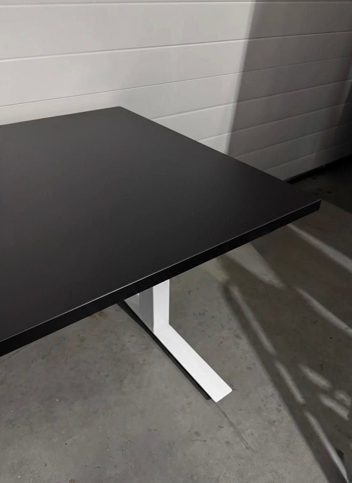 BRUKT | MANUELT SKRIVEBORD T-BEIN SVART