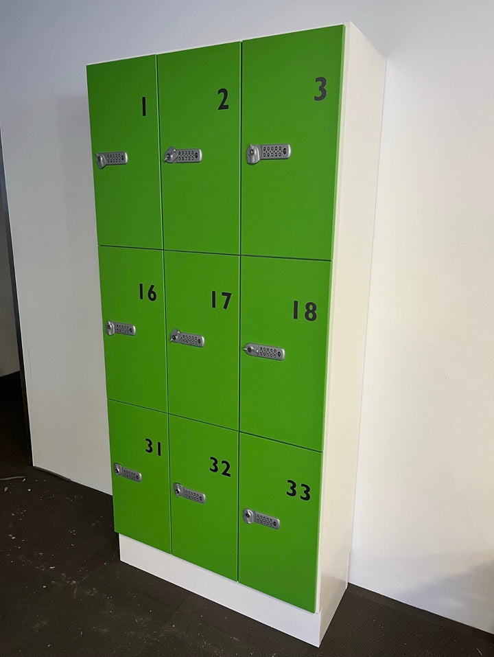 BRUKT | TRECE MODERNE GARDEROBESKAP MED AUTOMATISK KODELÅS