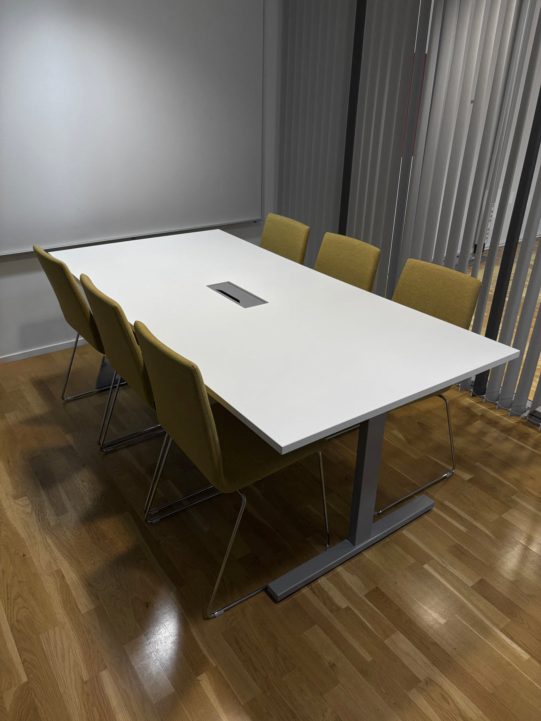 BRUKT | PAKKE MED NARBUTAS KONFERANSESTOLER + MØTEBORD/KONFERANSEBORD 200 CM