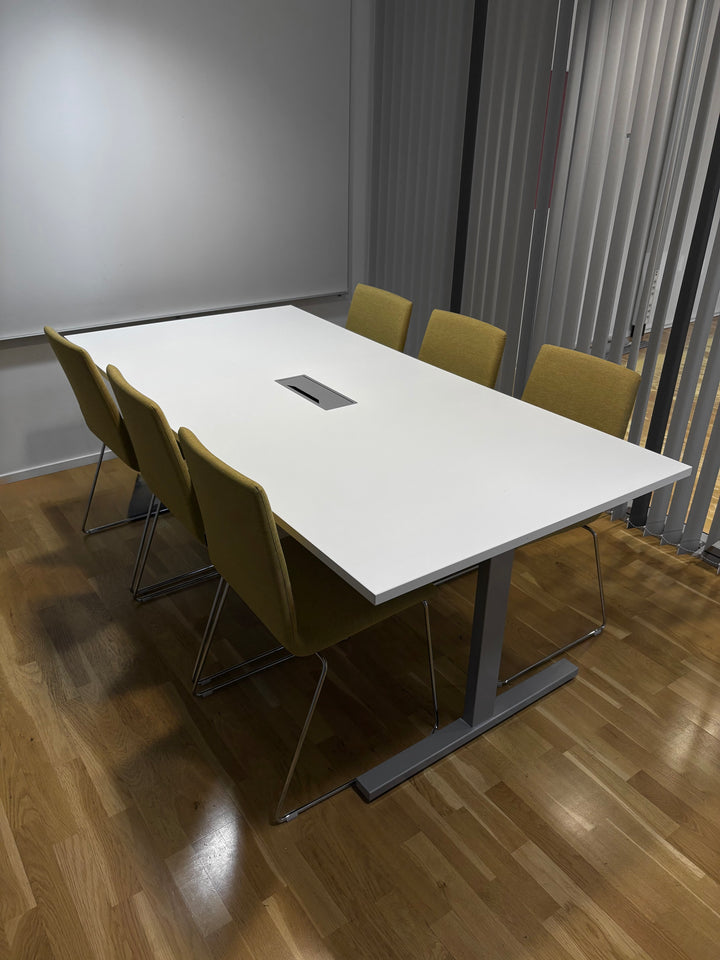 BRUKT | PAKKE MED NARBUTAS KONFERANSESTOLER + MØTEBORD/KONFERANSEBORD 200 CM