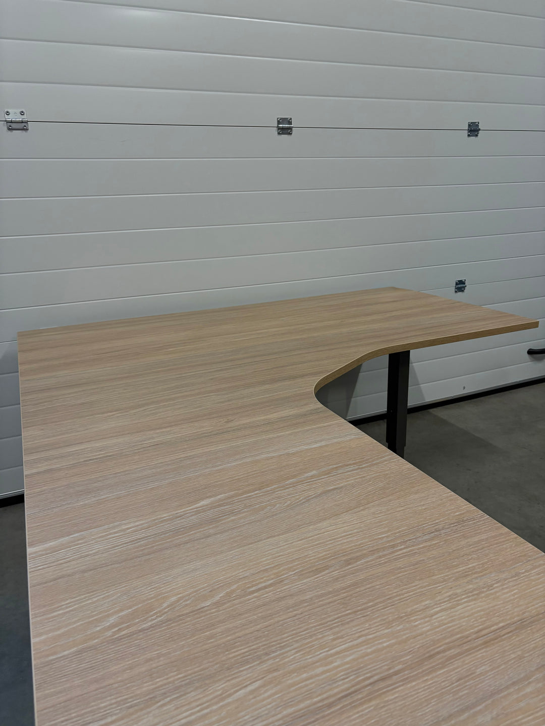 NYTT & BRUKT | EFG MANUELT HJØRNE-SKRIVEBORD 3 BEINS LYS EIK