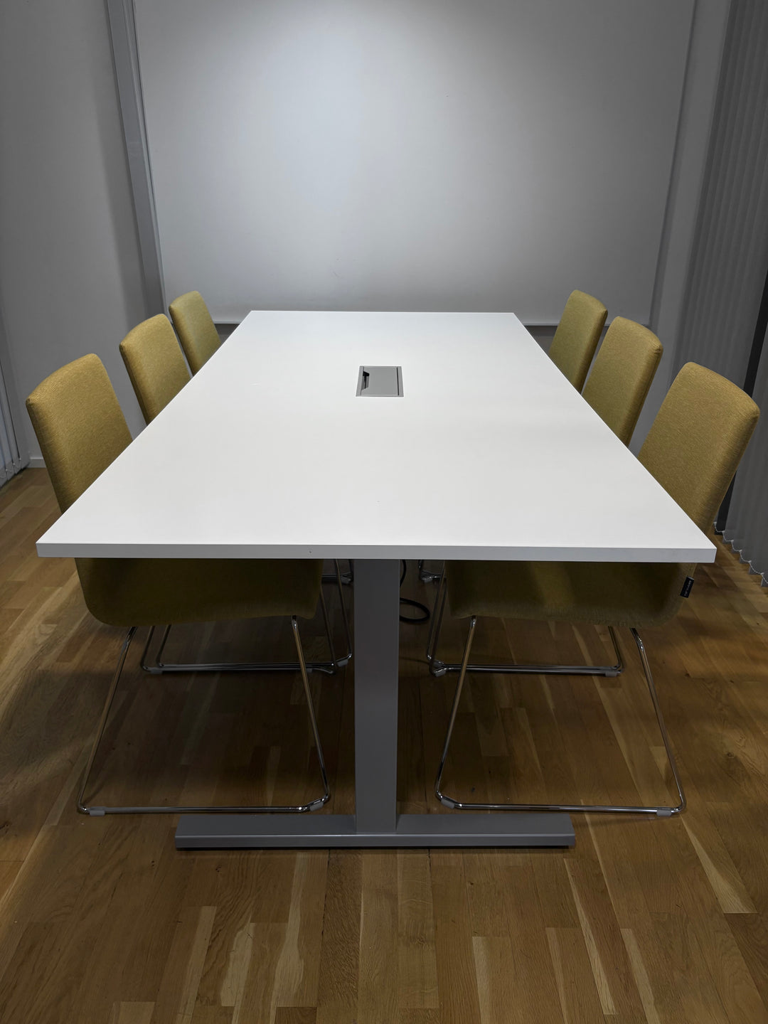 BRUKT | PAKKE MED NARBUTAS KONFERANSESTOLER + MØTEBORD/KONFERANSEBORD 200 CM