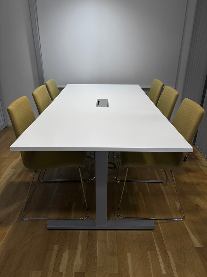 BRUKT | PAKKE MED NARBUTAS KONFERANSESTOLER + MØTEBORD/KONFERANSEBORD 200 CM