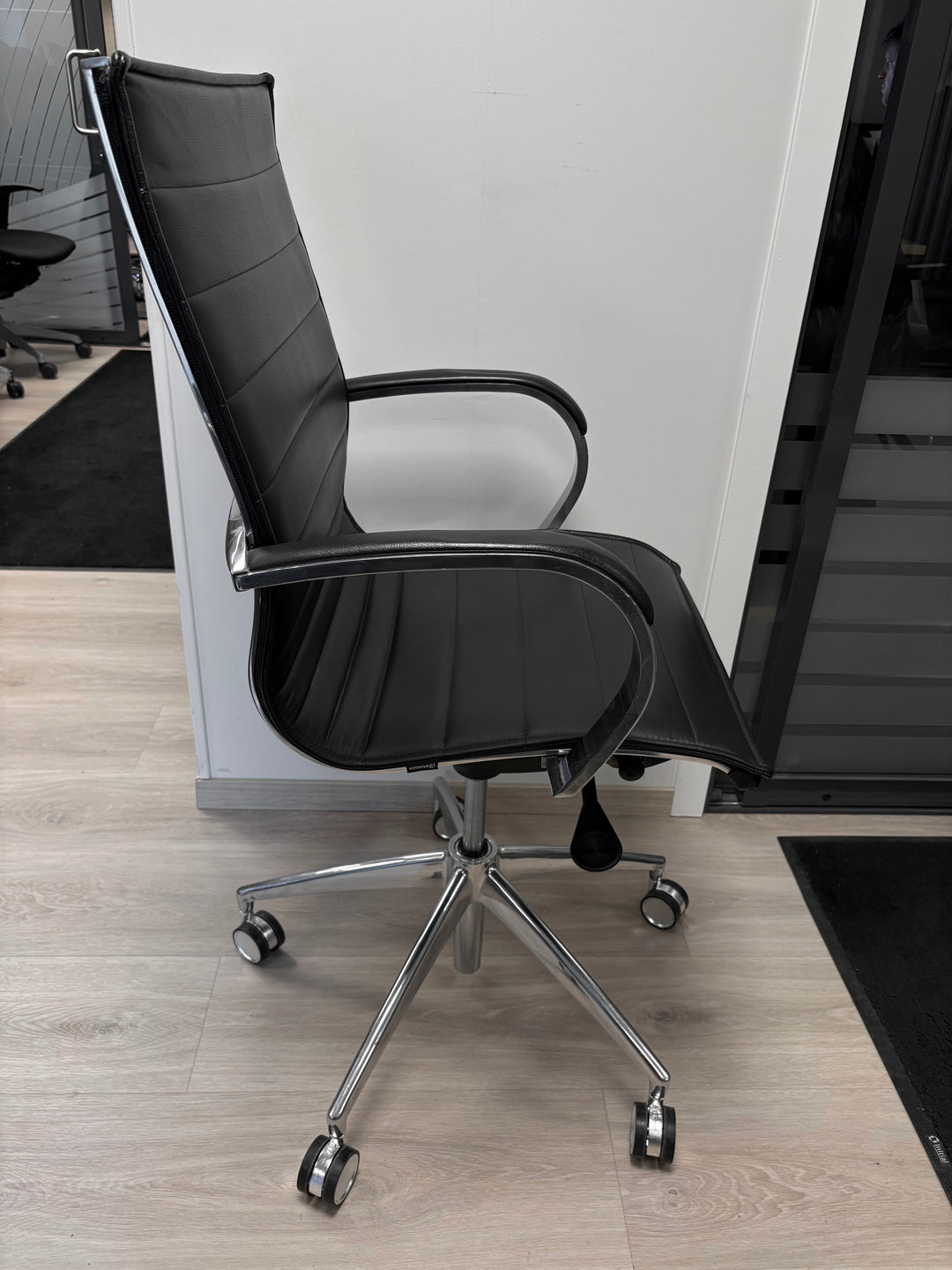 BRUKT | PAKKEPRIS MED 6 STK EMMEGI EM 202 DESIGN KONFERANSESTOLER