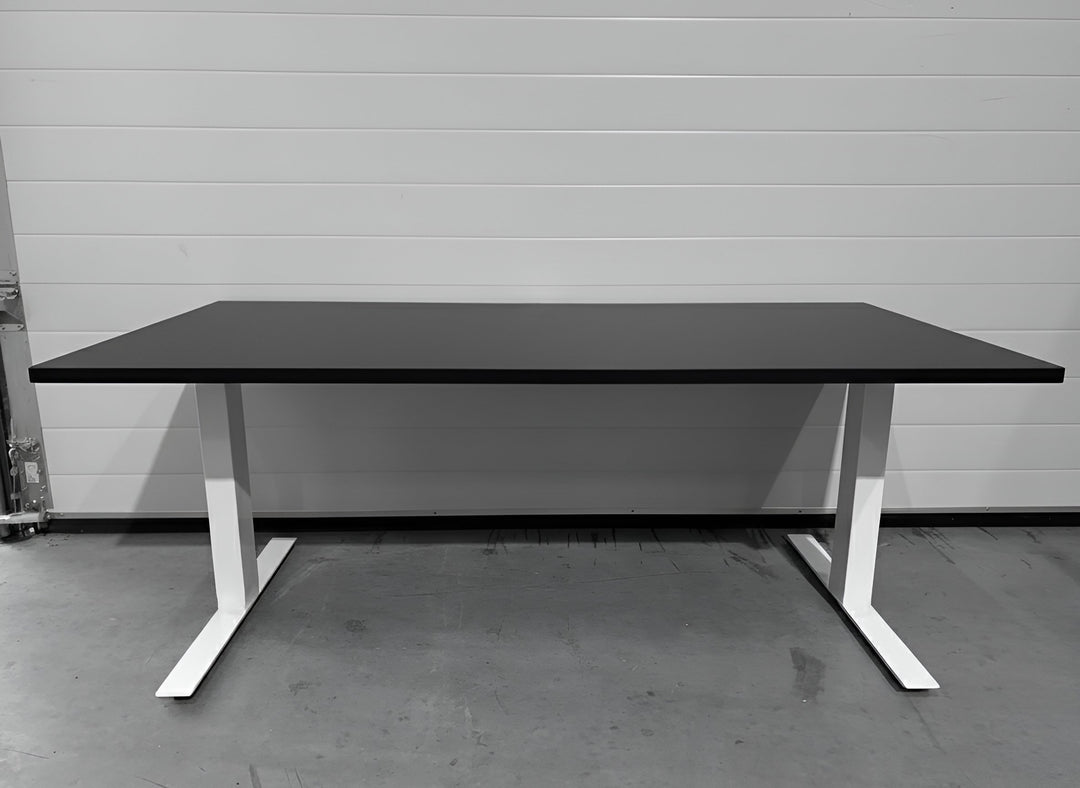 BRUKT | MANUELT SKRIVEBORD T-BEIN SVART