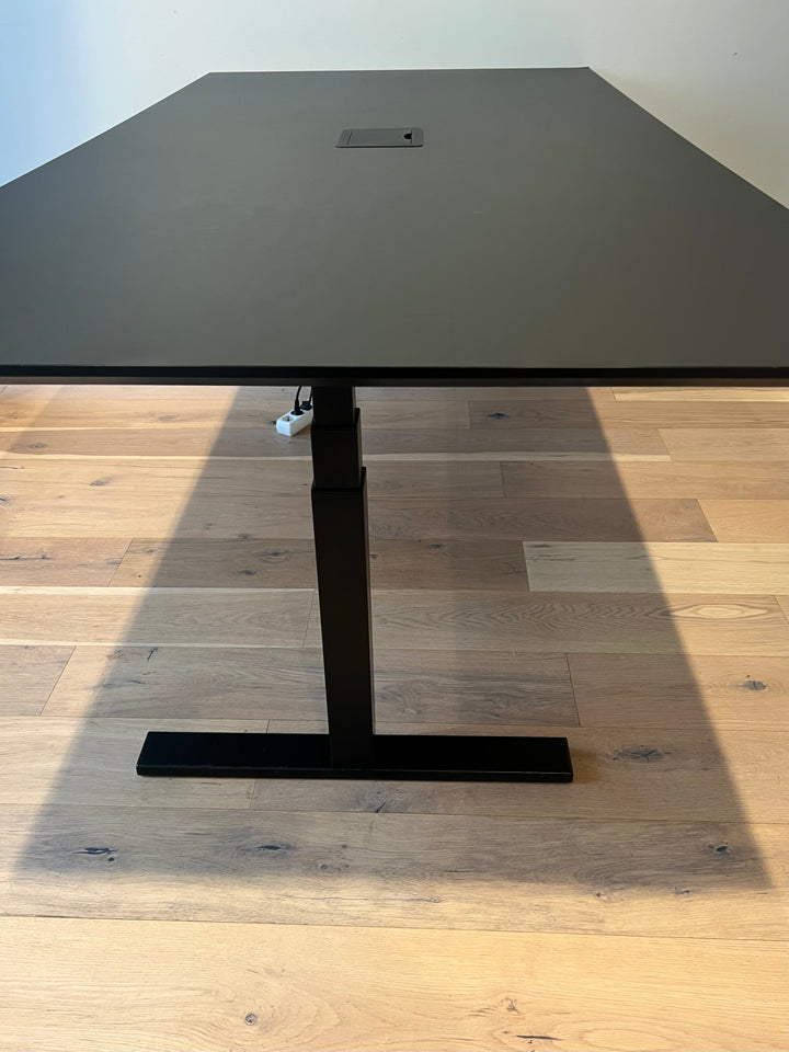 BRUKT | ELEKTRISK SVART MØTEBORD/KONFERANSEBORD 240 CM