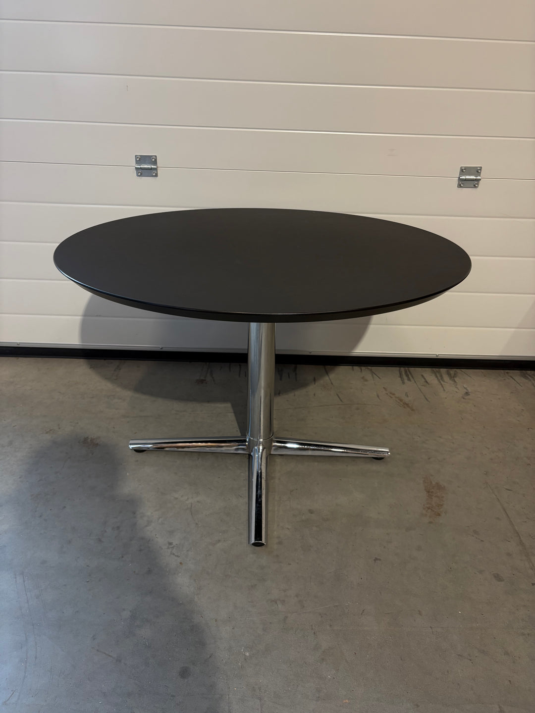 BRUKT | SVART FORAFORM LINOLEUM LOUNGEBORD