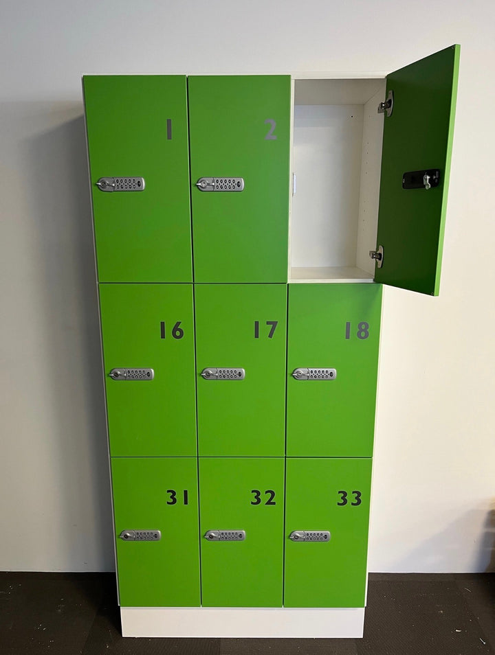 BRUKT | TRECE MODERNE GARDEROBESKAP MED AUTOMATISK KODELÅS