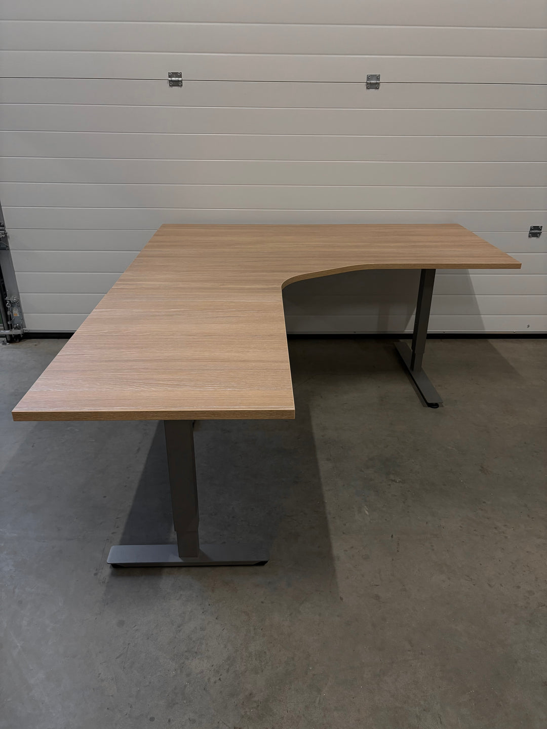 NYTT & BRUKT | EFG MANUELT HJØRNE-SKRIVEBORD 3 BEINS LYS EIK