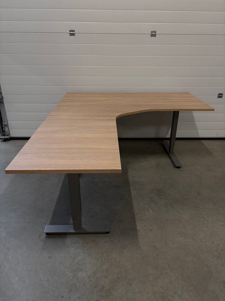 NYTT & BRUKT | EFG MANUELT HJØRNE-SKRIVEBORD 3 BEINS LYS EIK