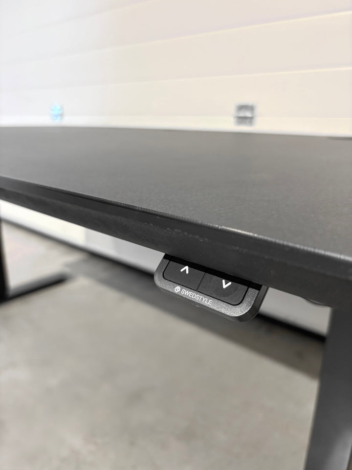 BRUKT | PÅKOSTET SWEDSTYLE ELEKTRISK HEV/SENK SKRIVEBORD