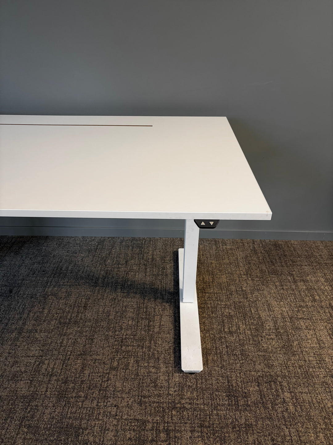 BRUKT | HEV/SENK SKRIVEBORD HELHVIT MED KABELSTRIPE