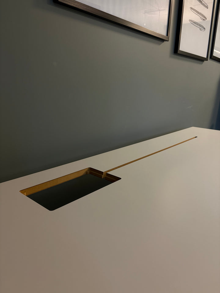 BRUKT | HEV/SENK SKRIVEBORD HELHVIT MED KABELSTRIPE