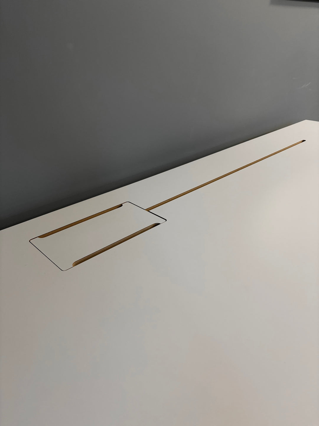 BRUKT | HEV/SENK SKRIVEBORD HELHVIT MED KABELSTRIPE