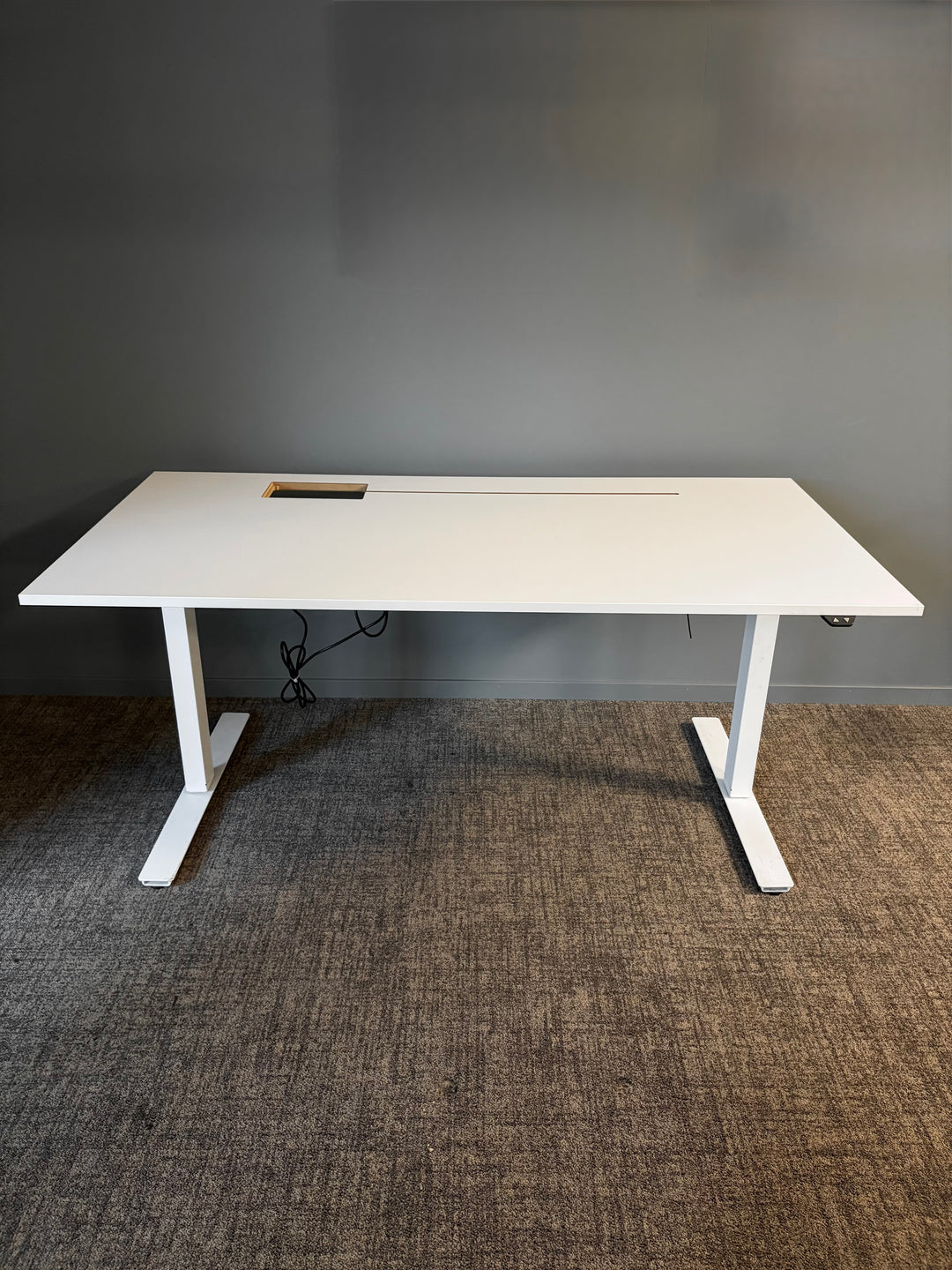 BRUKT | HEV/SENK SKRIVEBORD HELHVIT MED KABELSTRIPE