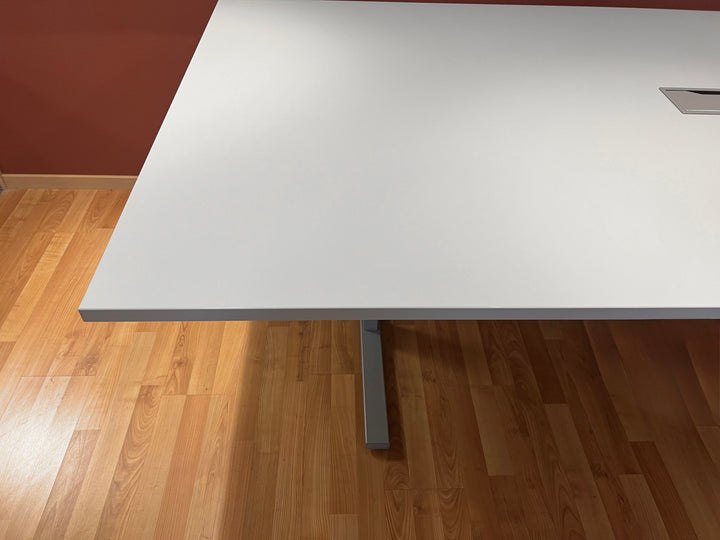 BRUKT | LYSGRÅ MØTEBORD/KONFERANSEBORD 240 CM