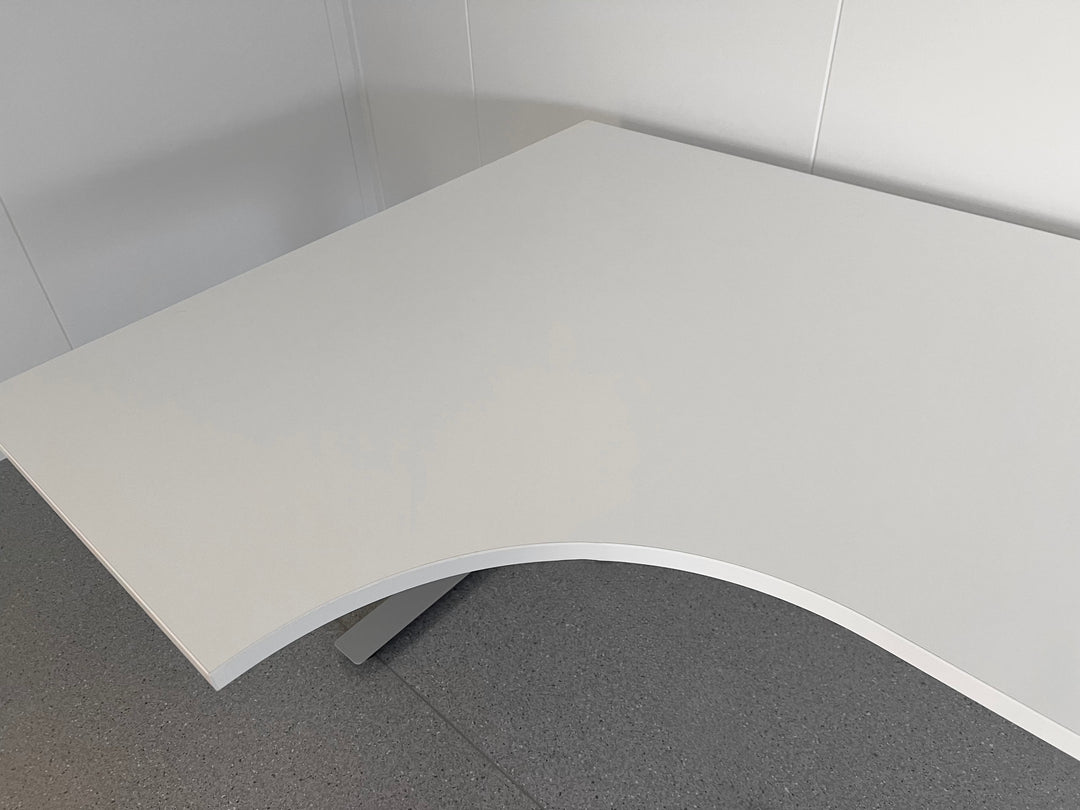 BRUKT | LINAK ELEKTRISK HEV/SENK HJØRNE-SKRIVEBORD HVIT