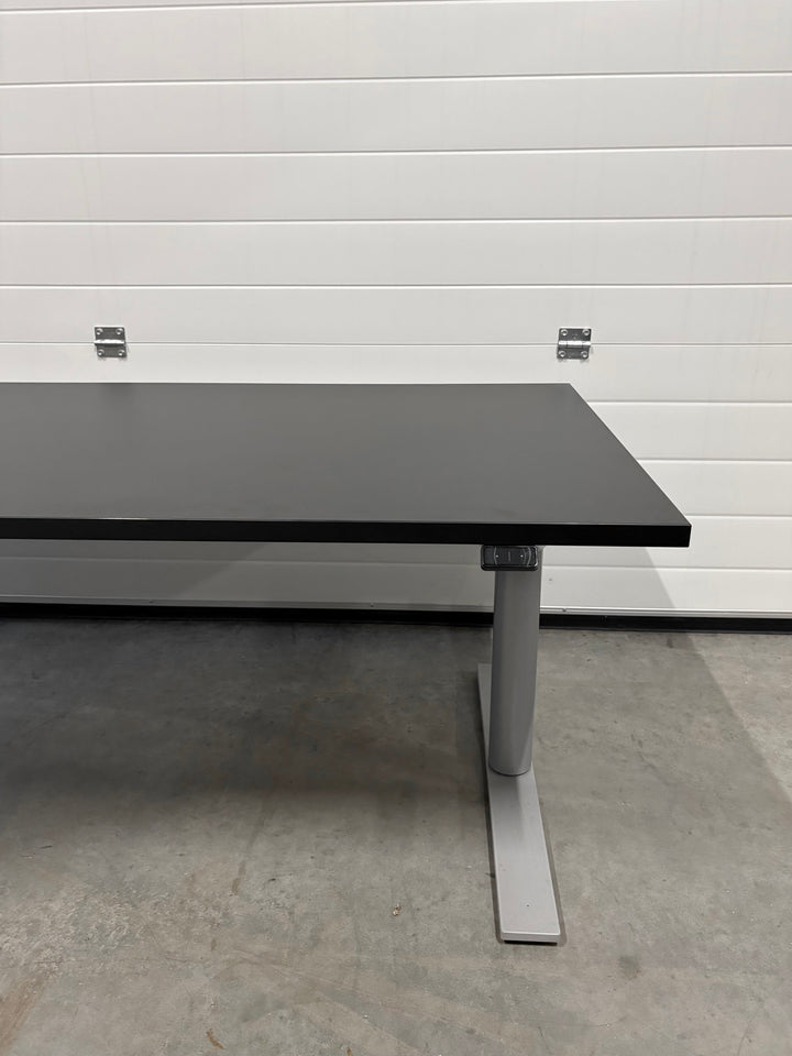 NYTT & BRUKT | KINNARPS ELEKTRISK HEV/SENK HJØRNE-SKRIVEBORD