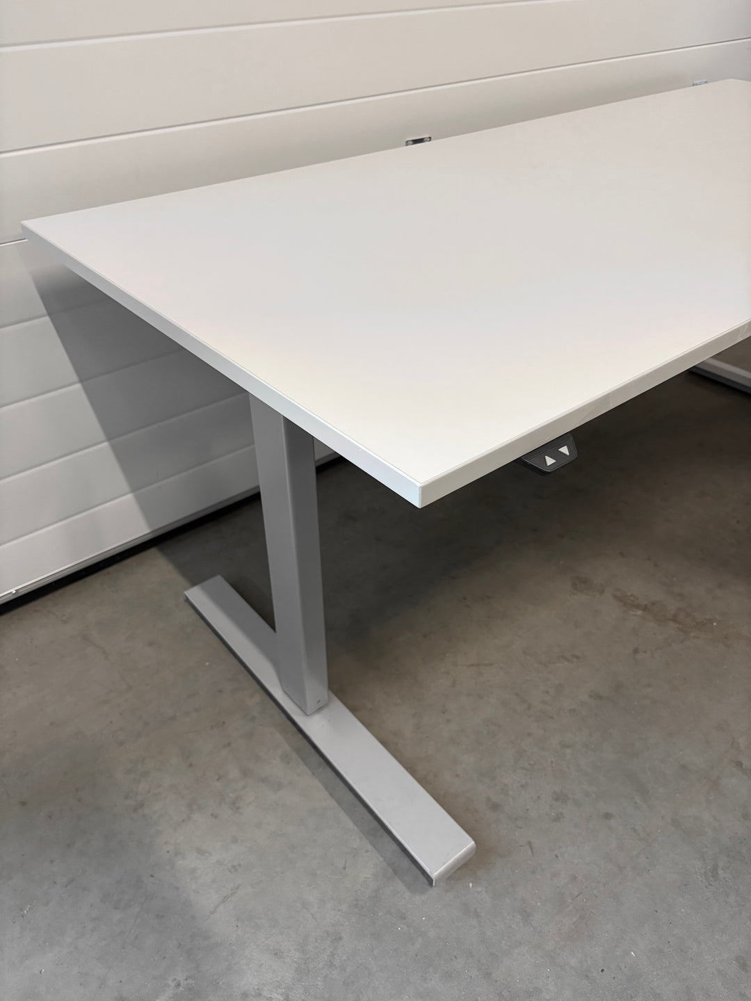 BRUKT | LINAK 2.0 ELEKTRISK HEV/SENK HJØRNE-SKRIVEBORD LYSGRÅ
