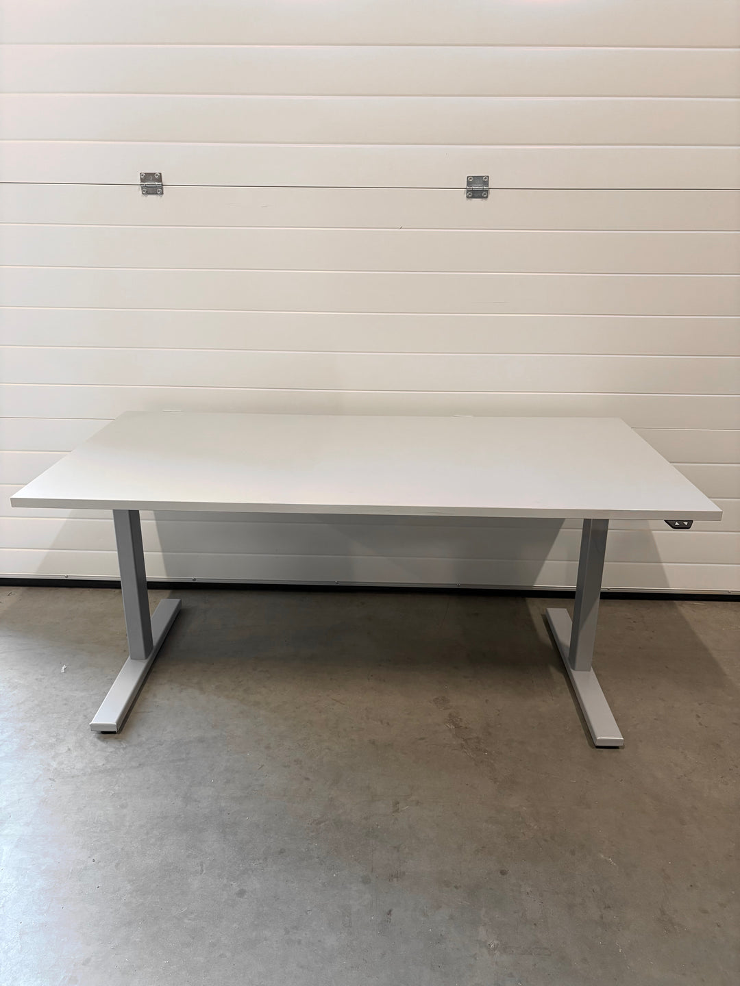 BRUKT | LINAK ELEKTRISK HEV/SENK SKRIVEBORD LYSGRÅ